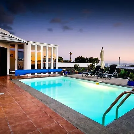 Playa Blanca Sleeps 6 Pool Wifi Villa